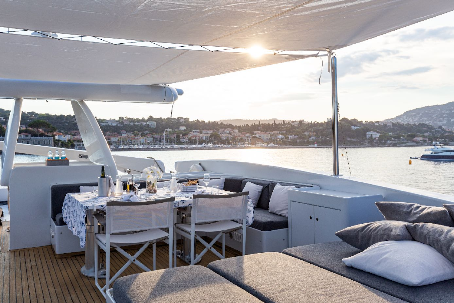flybridge dining area.png