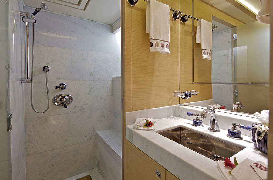 guest bathroom  .jpg