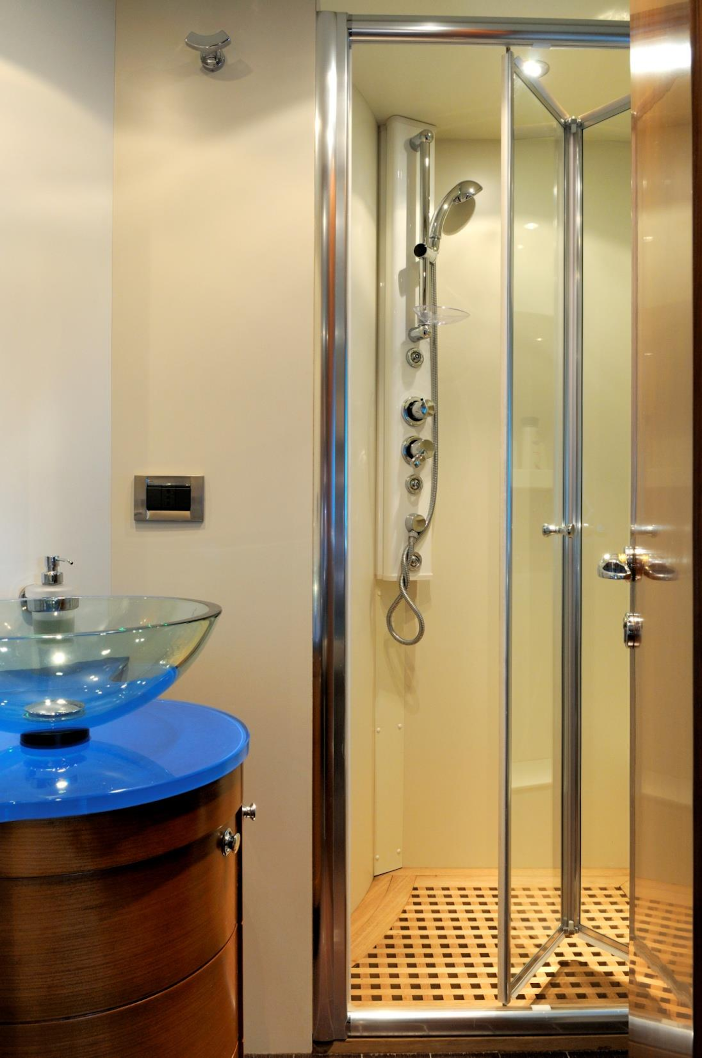 master ensuite.png