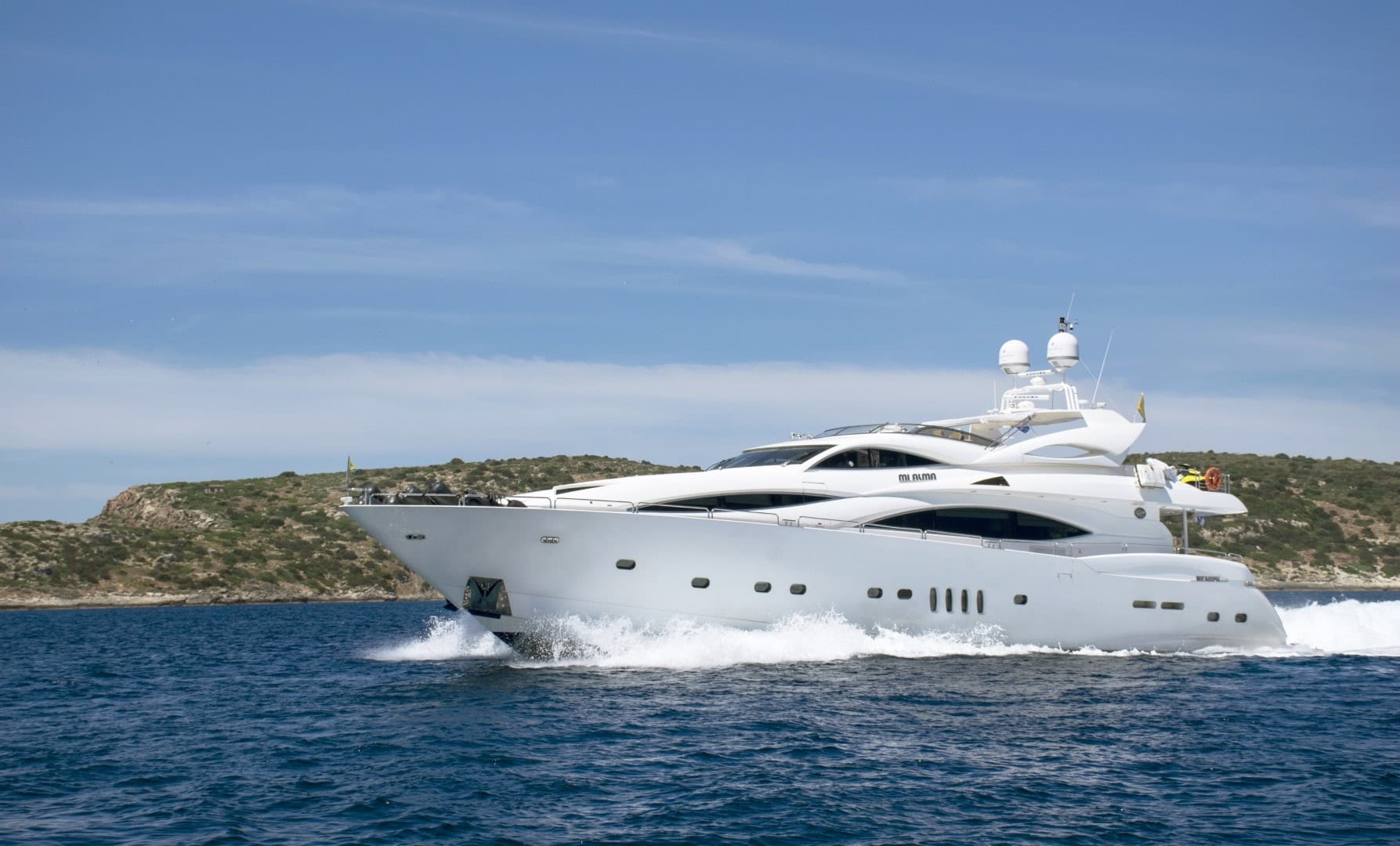 motor yacht MI ALMA13.jpg