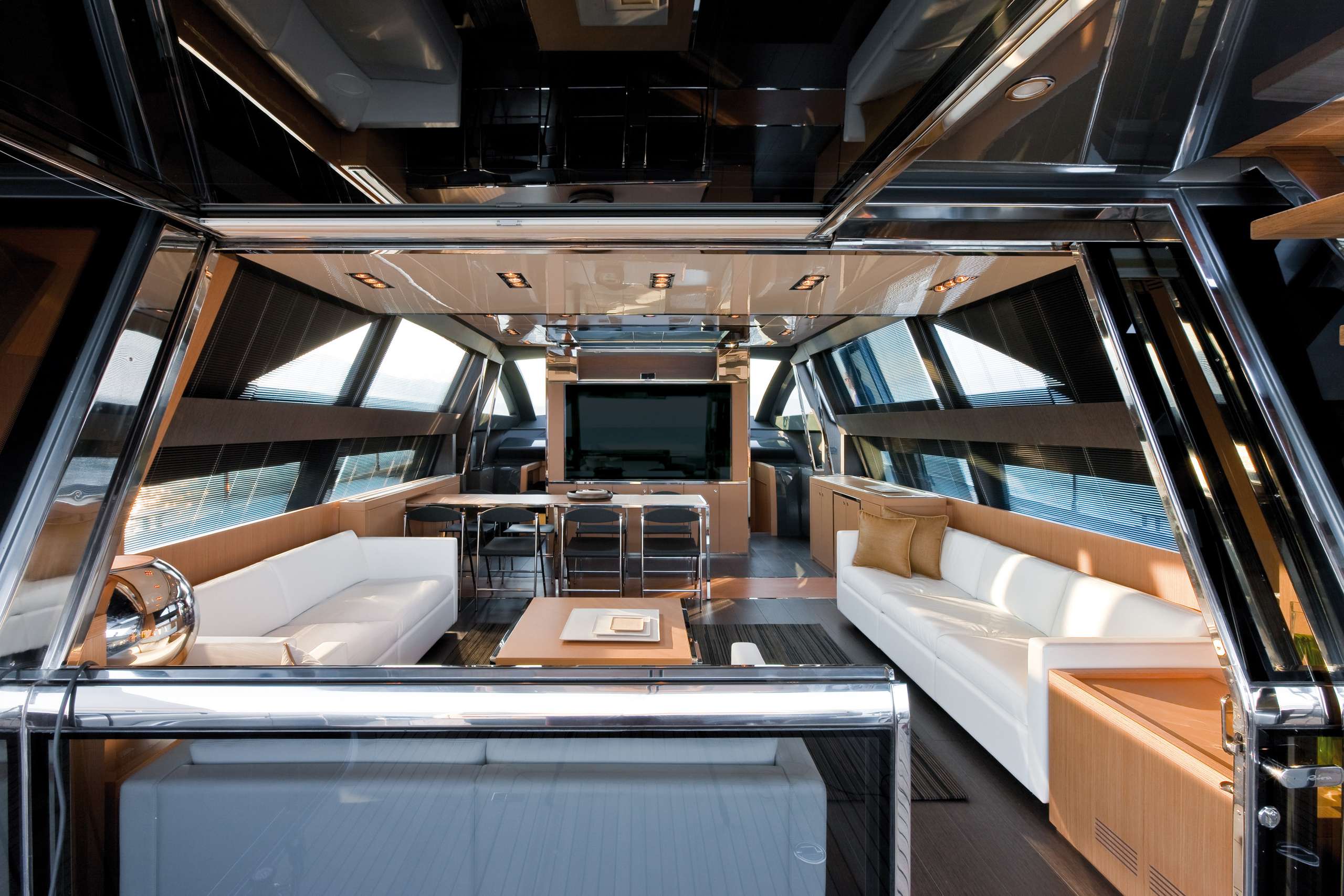 riva-86-domino-Main-saloon.jpg