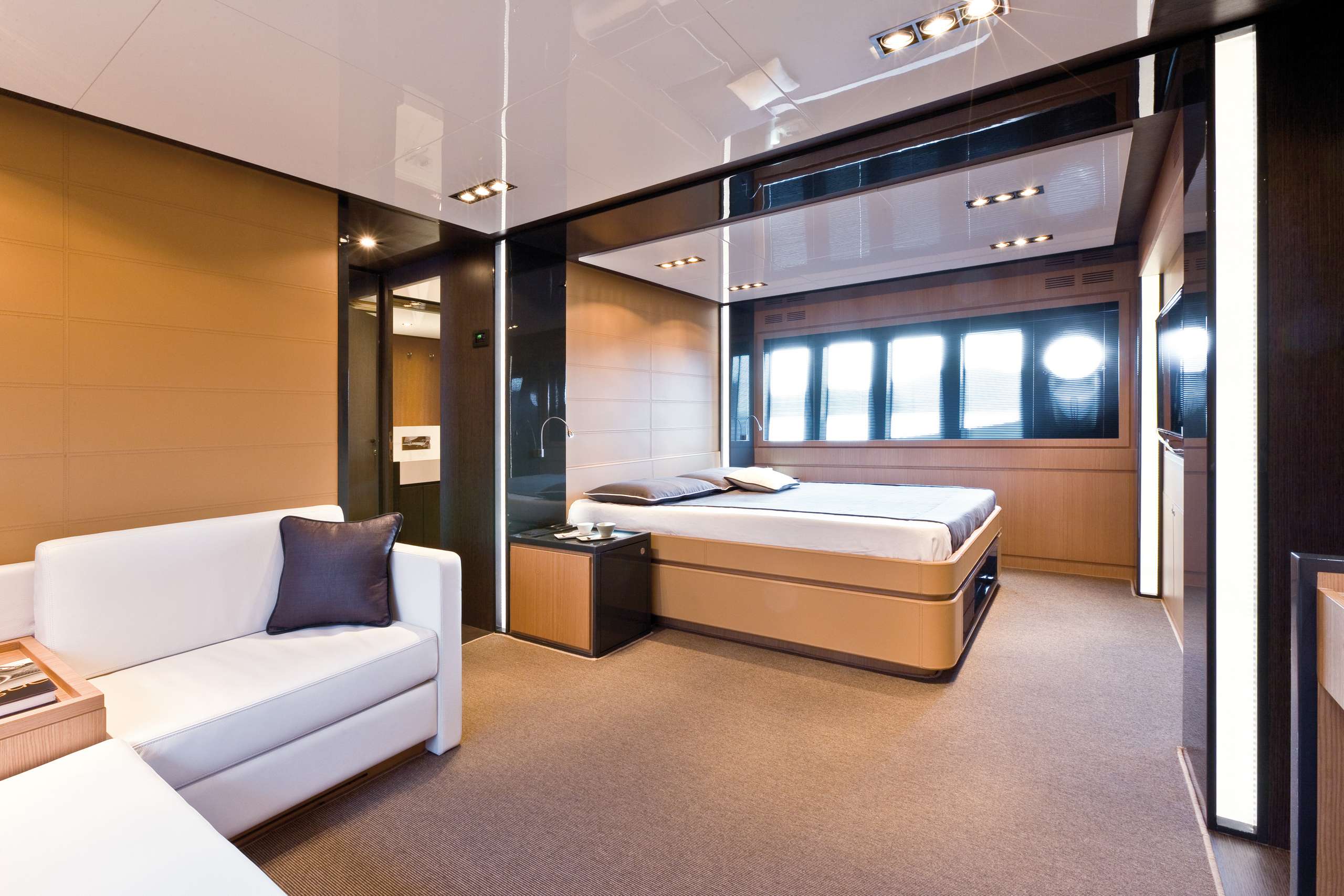 riva-86-domino-Master-cabin.jpg