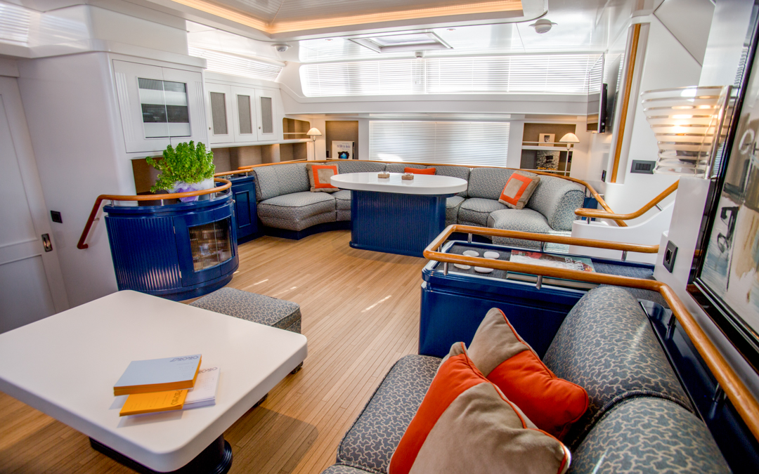 saloon and dining area for guests.jpg