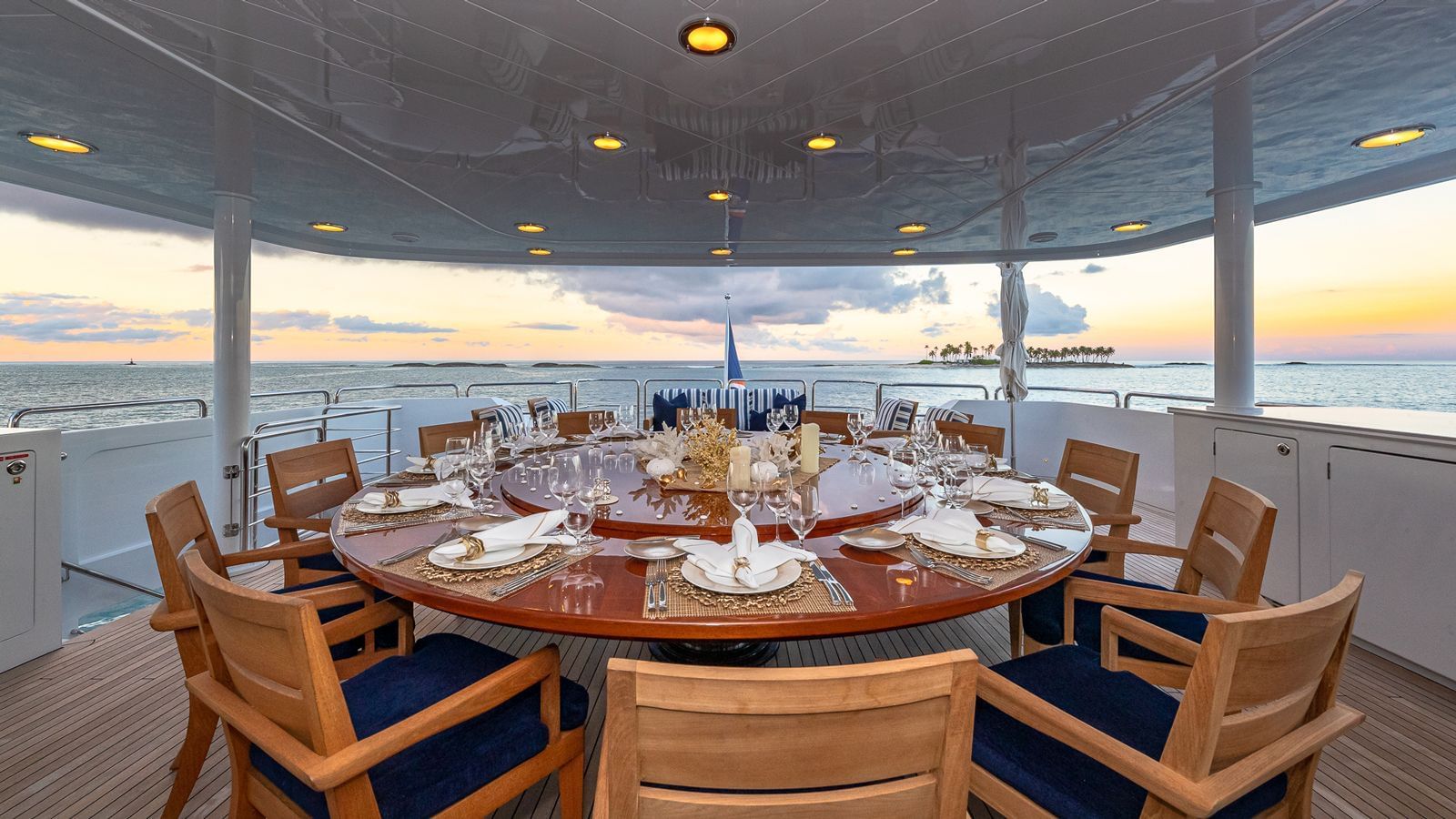 uppe deck alfresco dining.jpg
