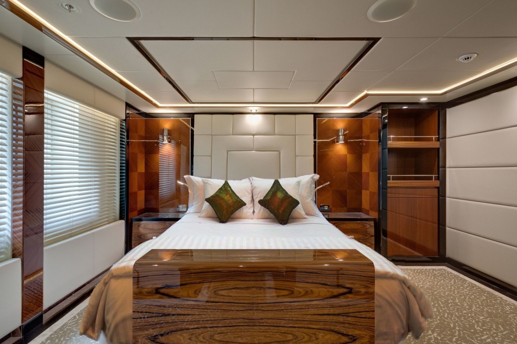 [63m-Yacht-PARTY-GIRL]-7575-180.jpg