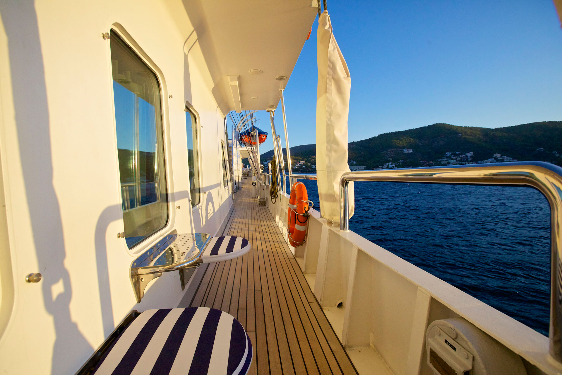 [SAILING-YACHT-RUNNING-ON-WAVES]-7351-17.jpg