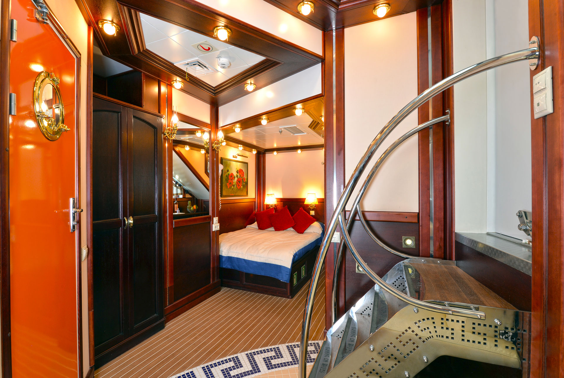 [SAILING-YACHT-RUNNING-ON-WAVES]-7351-7.jpg