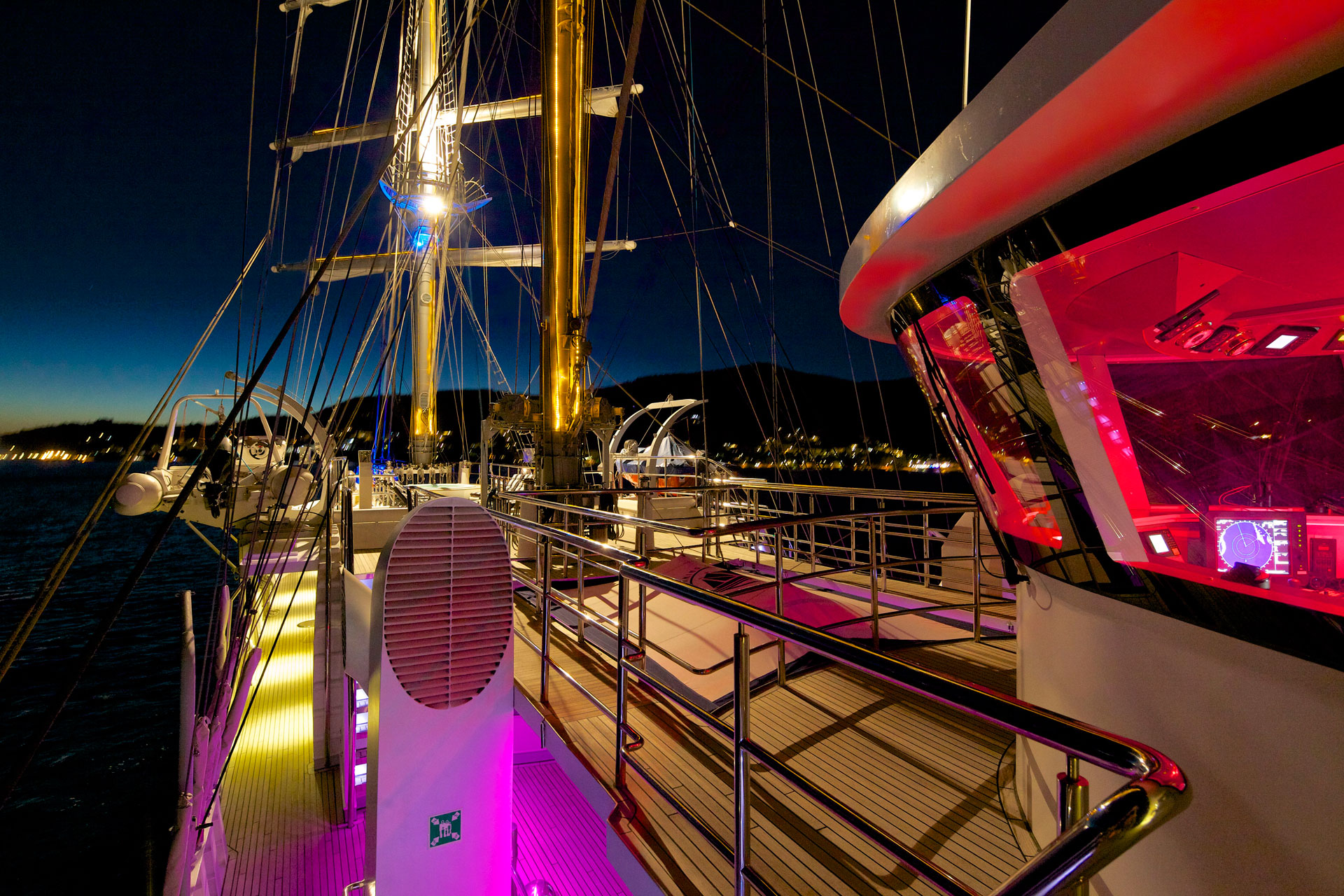 [SAILING-YACHT-RUNNING-ON-WAVES]-7351-8.jpg