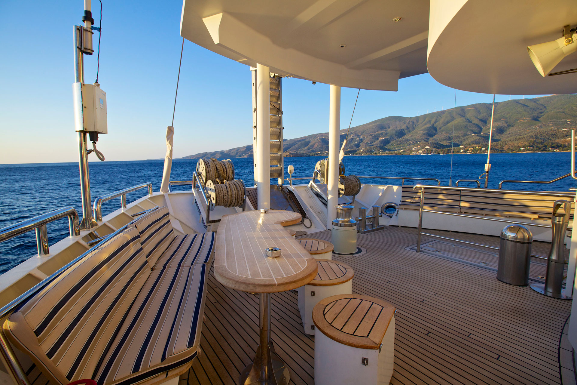 [SAILING-YACHT-RUNNING-ON-WAVES]-7351-9.jpg