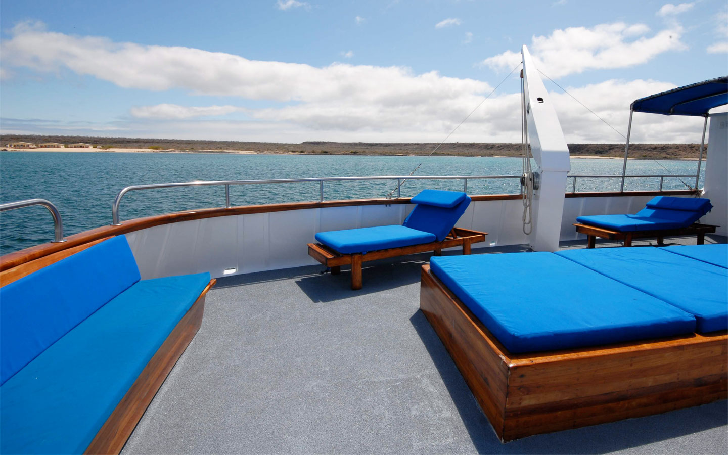 10-beluga-deck.jpg
