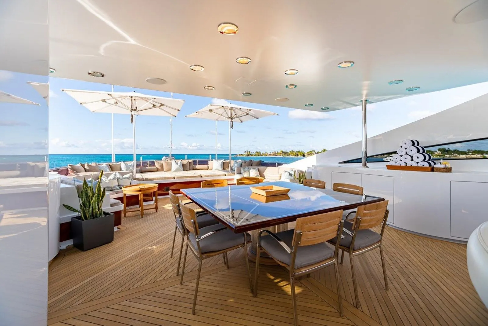 201 Dining and seating on Sun deck.jpg