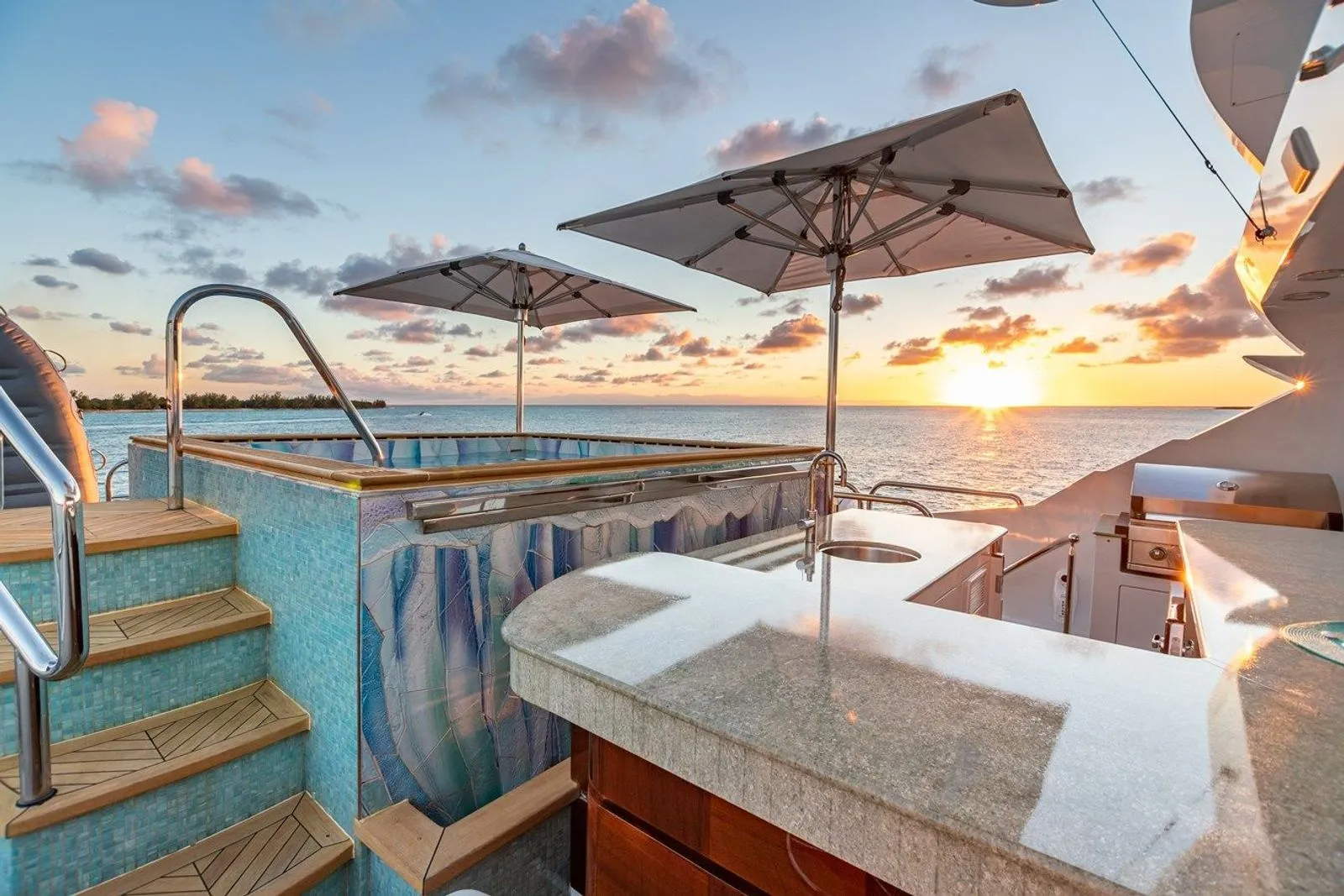 202 Jacuzzi on Sun deck.jpg