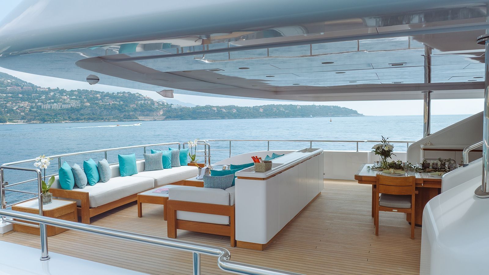 206 Seating and dining on Main deck.jpg