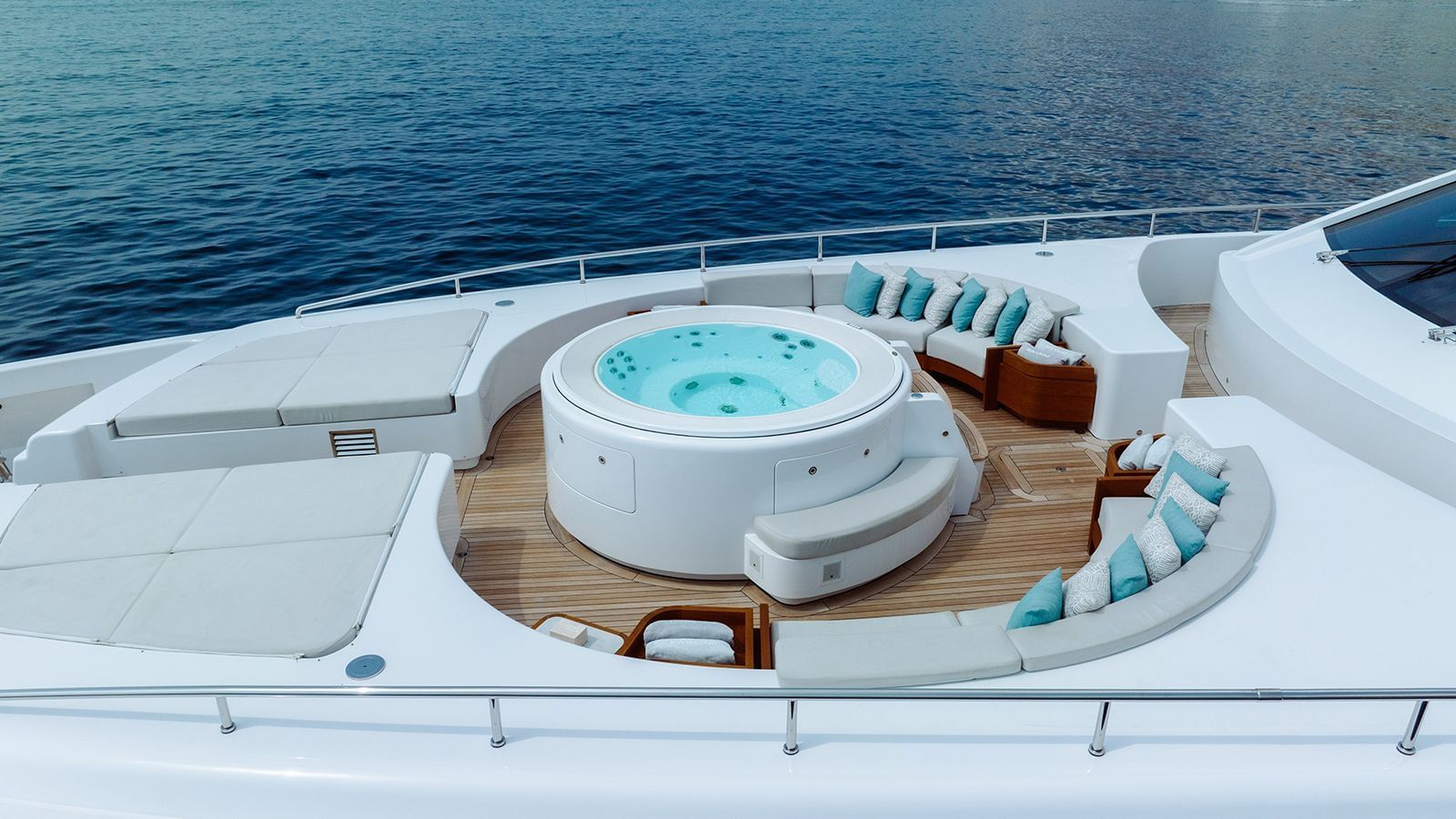 207 Jacuzzi at bow.jpg