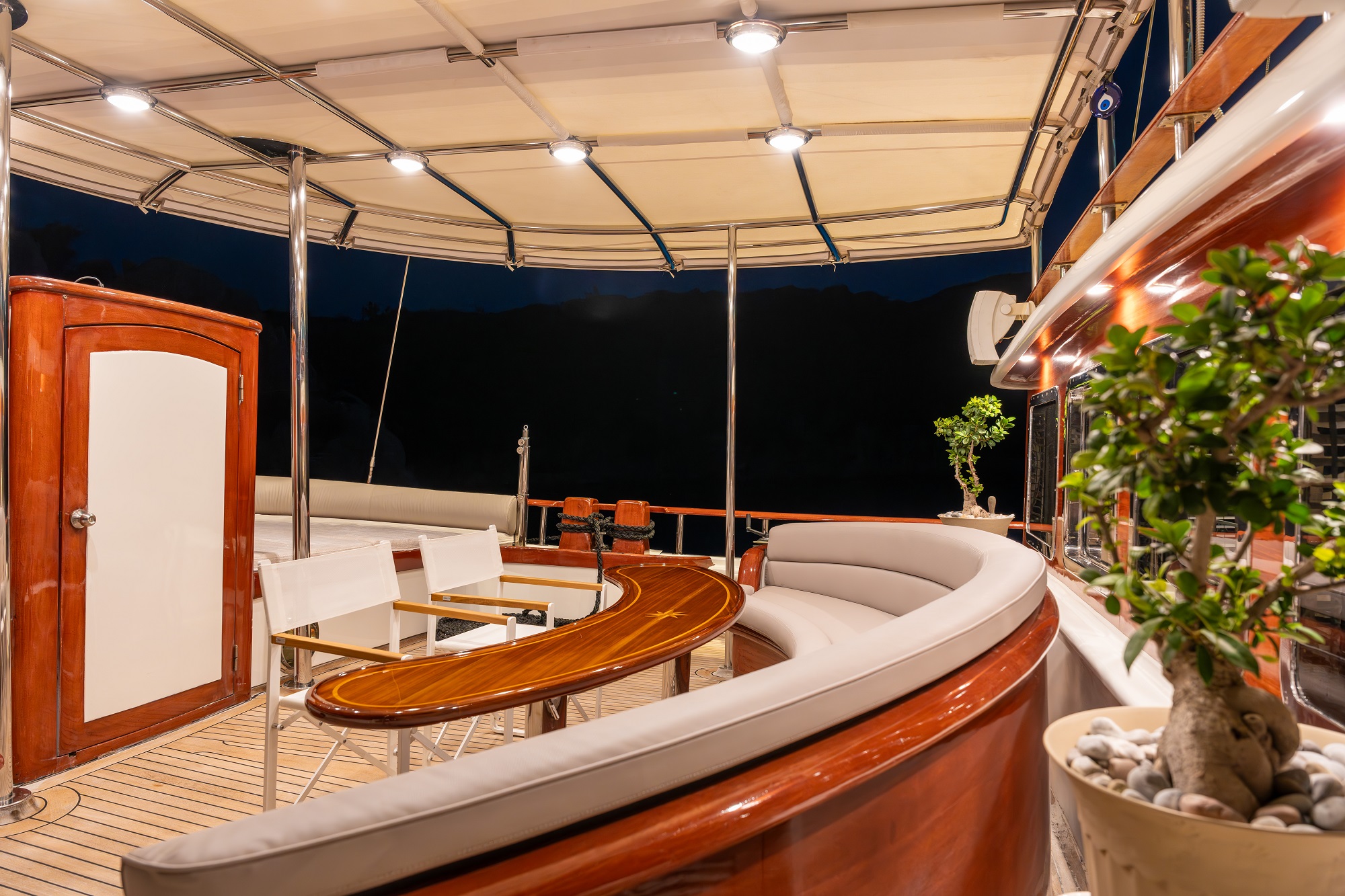 213 Deck seating.jpg