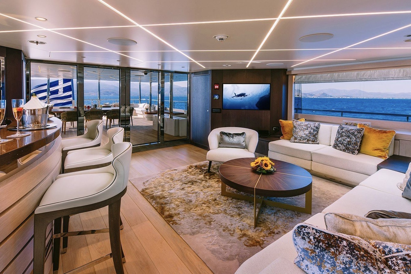 305 Upper deck salon and bar.jpg