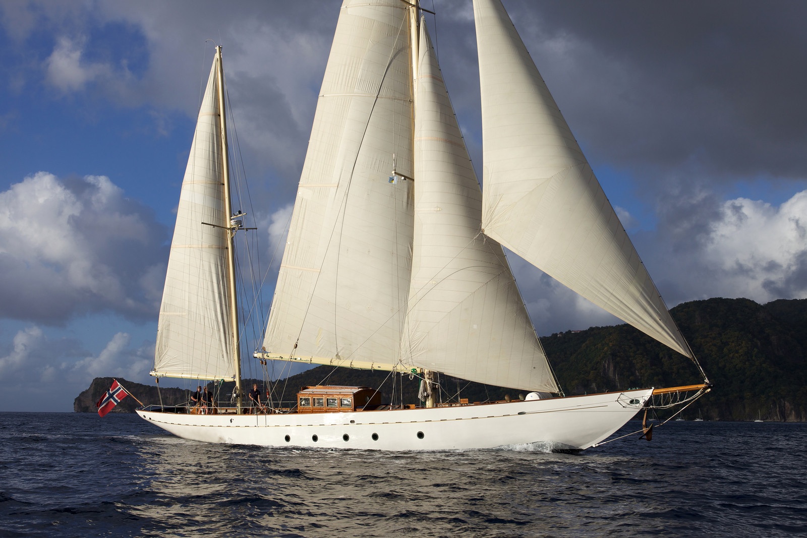 Classic sailing yacht SINCERITY - sailing.jpg