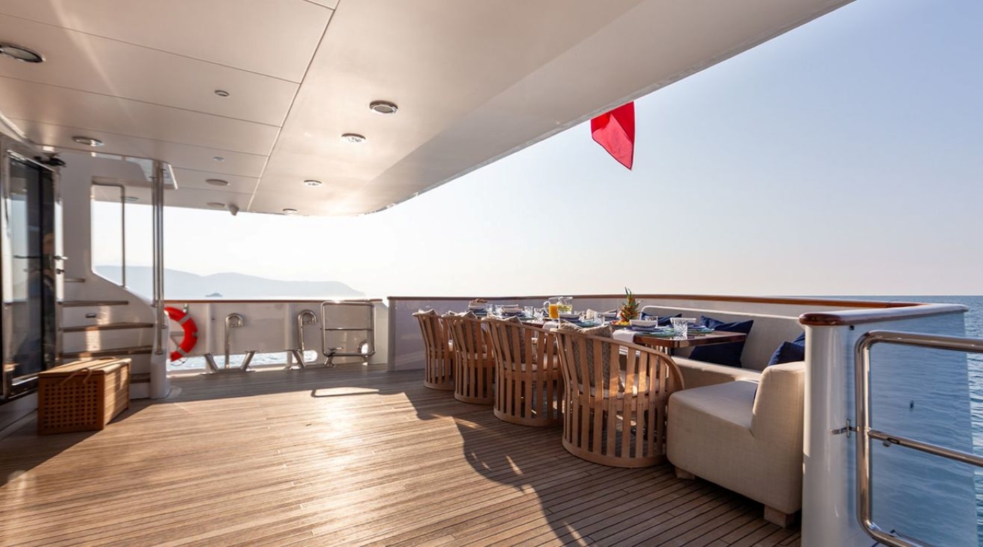 Exterior Dining Area 02.jpg