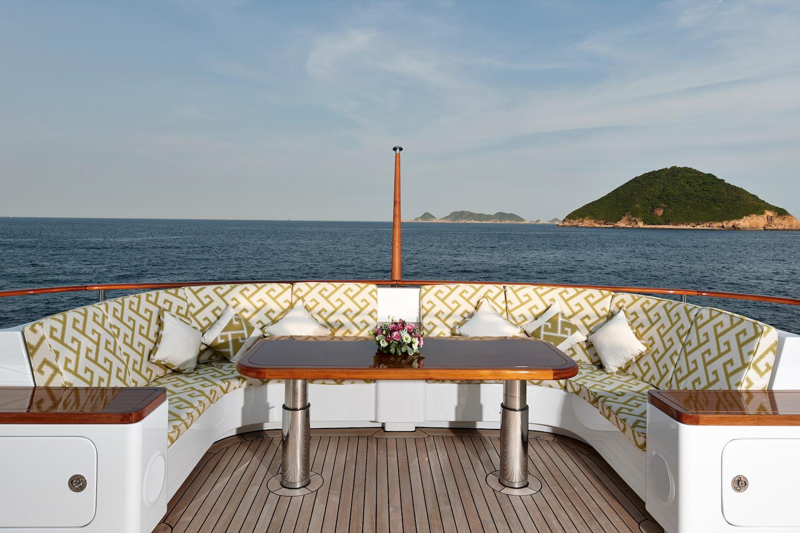 Exterior seating area 00003.jpg