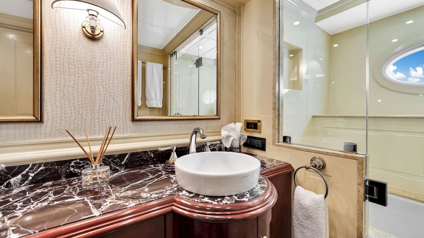 Guest bathroom 02.jpg