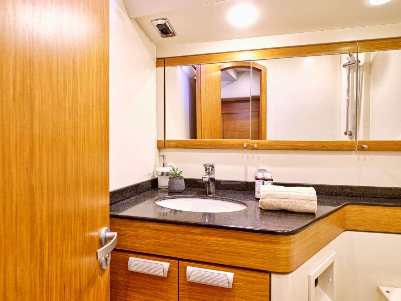 Kitchen Area 01.jpg