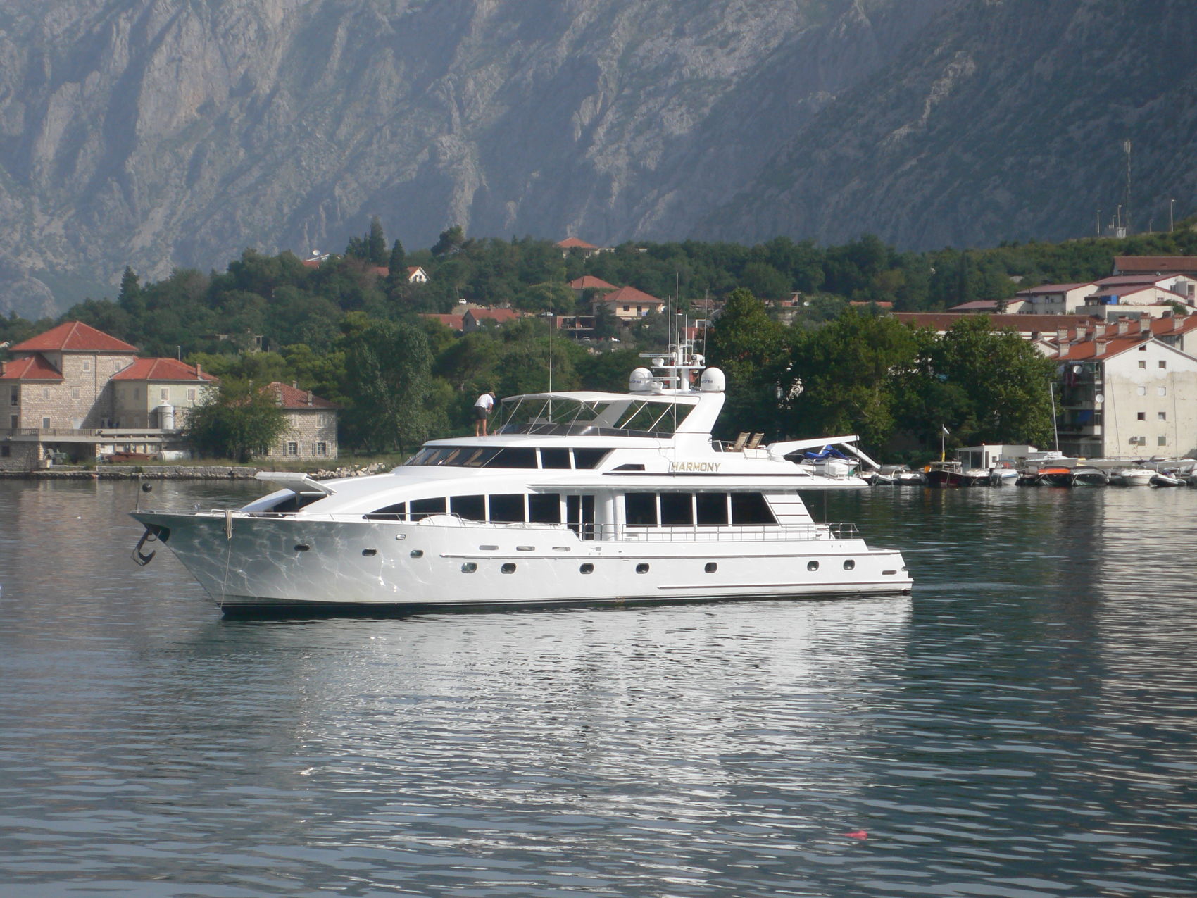 Motor yacht Harmony00002.jpg