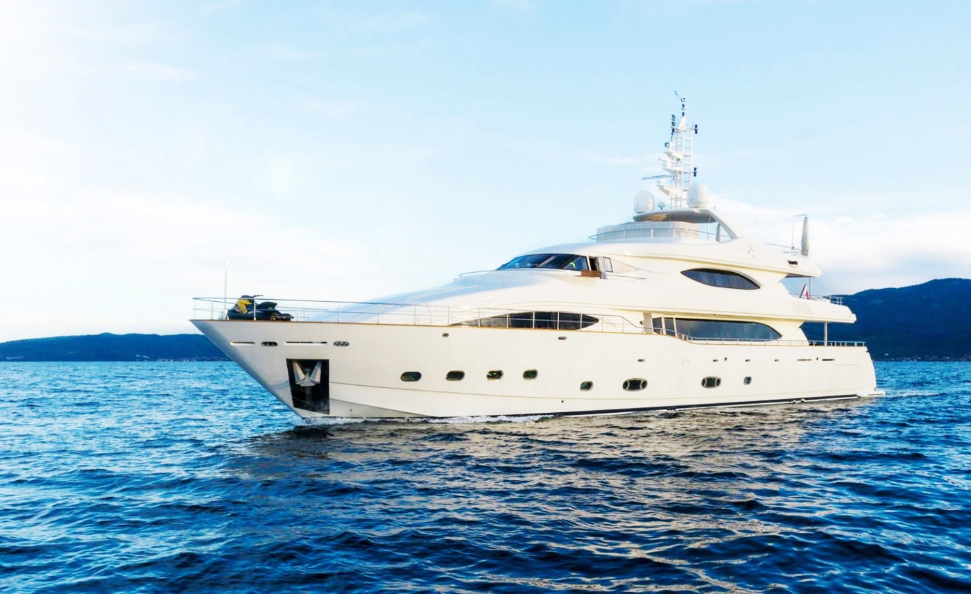 Motoryacht ESCAPE.jpg