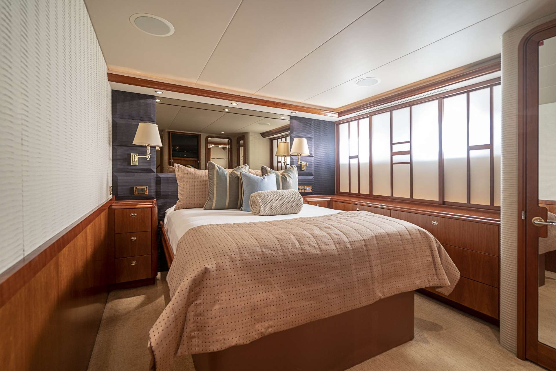 Queen guest suite.jpg
