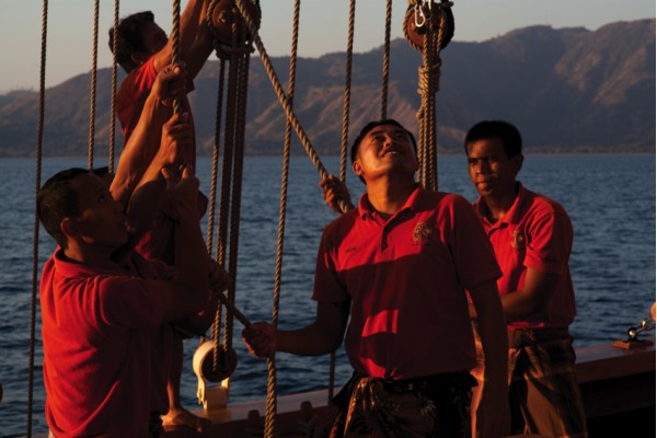 SI DATU BUA  crew working together.jpg