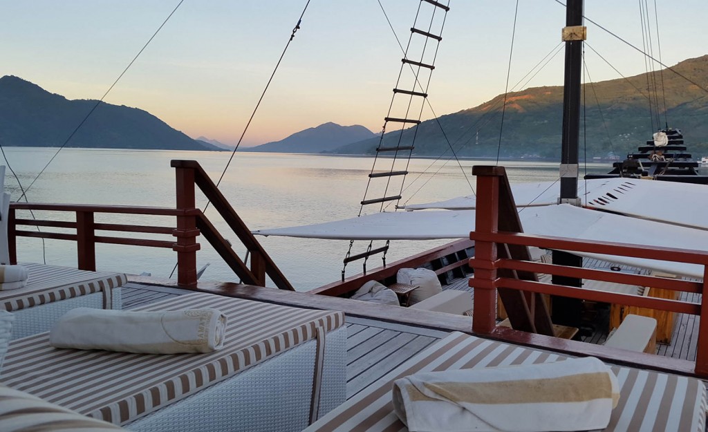 Samata-Luxury-Indonesian-Phinisi-Charter-Yacht-22-1024x625.jpg