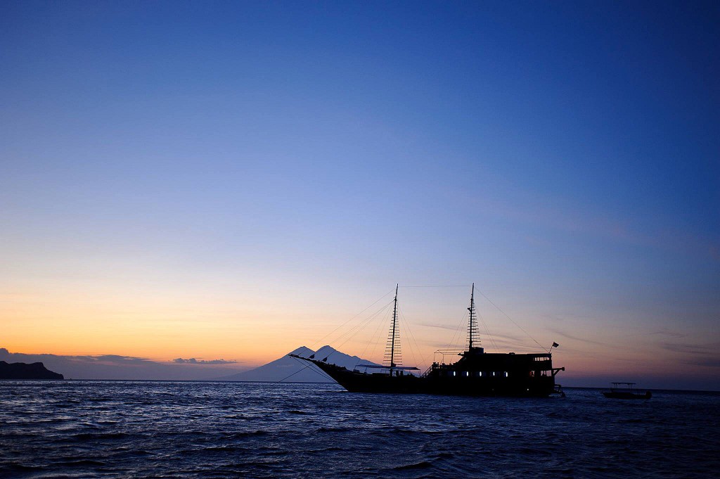 Samata-Luxury-Indonesian-Phinisi-Sunset.jpg