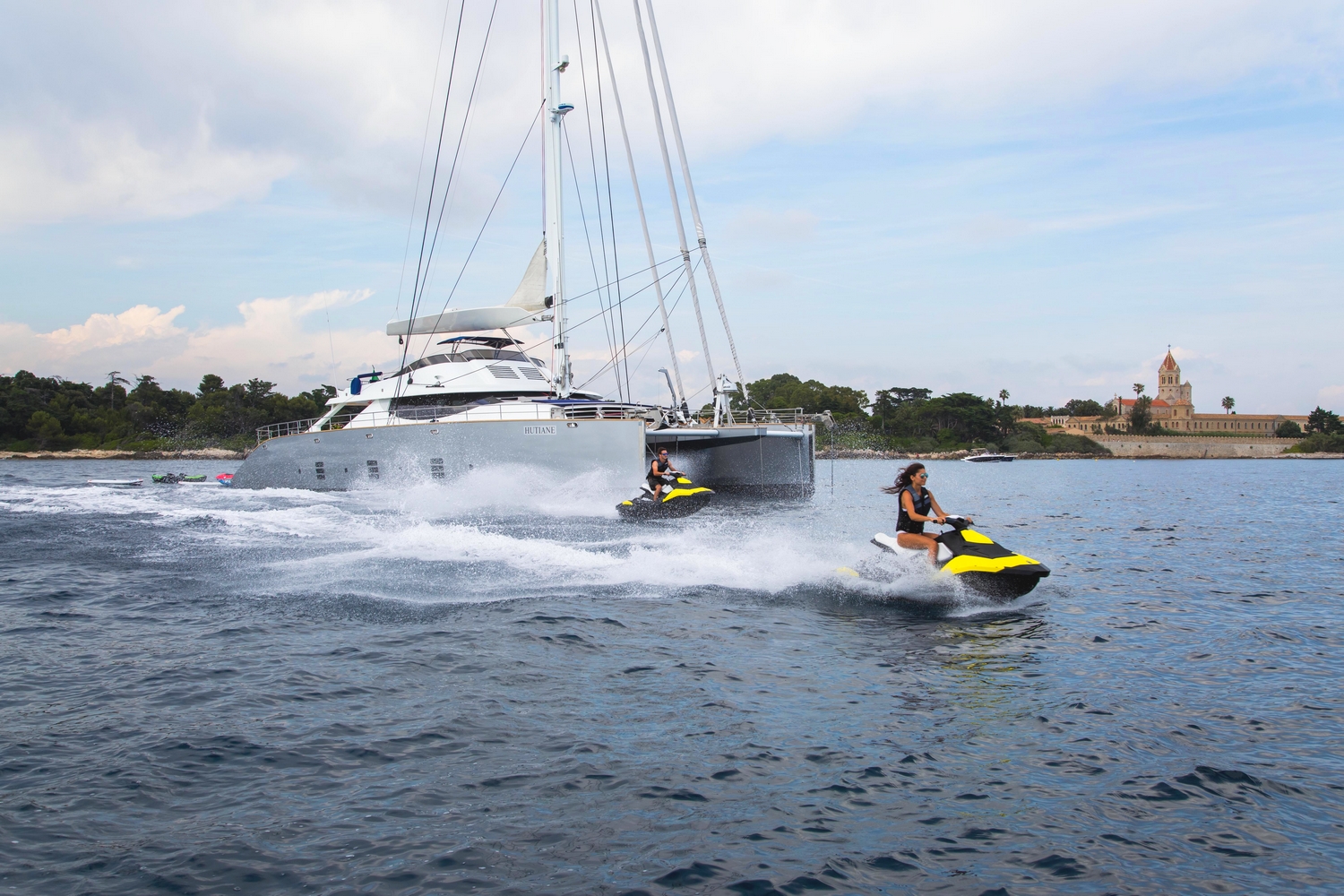 Yacht Hutiane Catamaran - jet skis.jpg