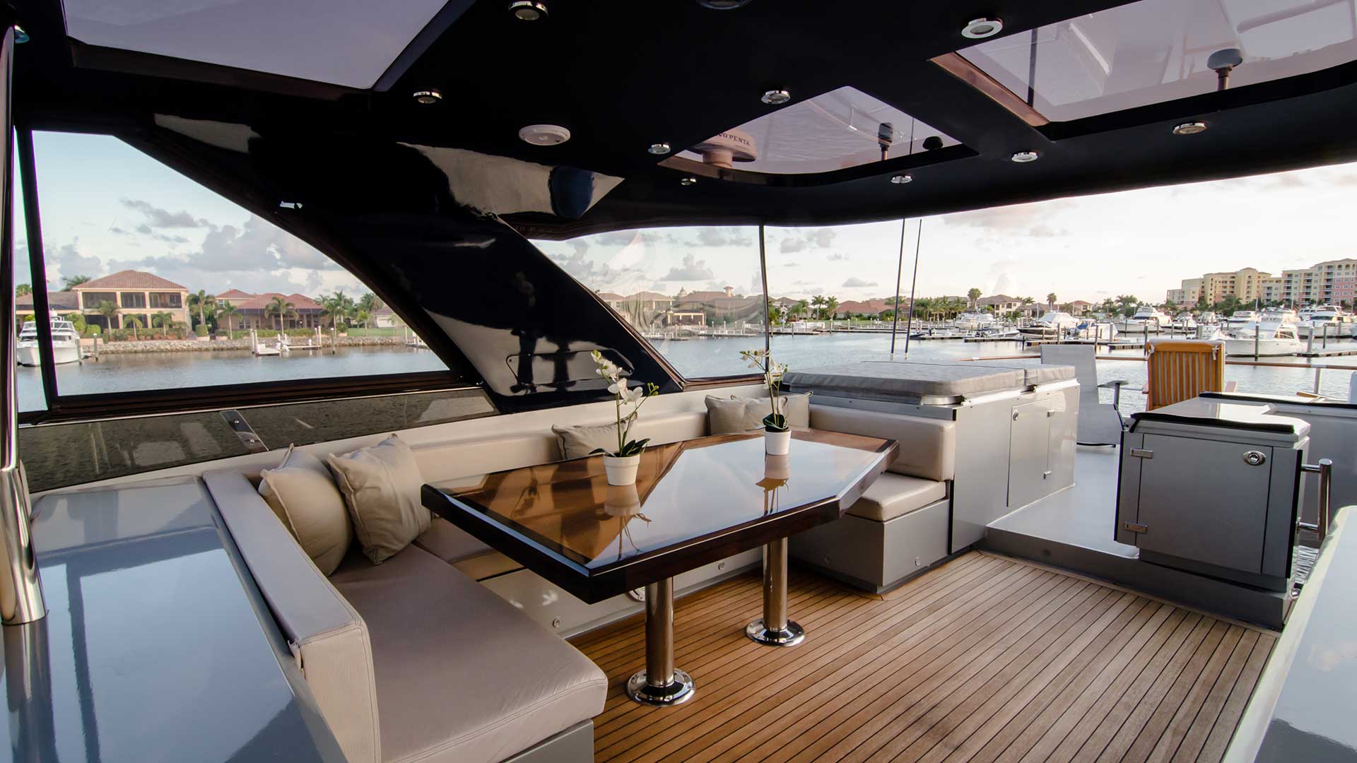 alfresco dining on Flybridge.jpg