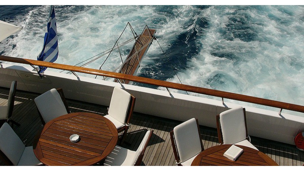 alfresco dining on deck.jpg