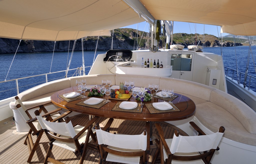 deck dining.jpg
