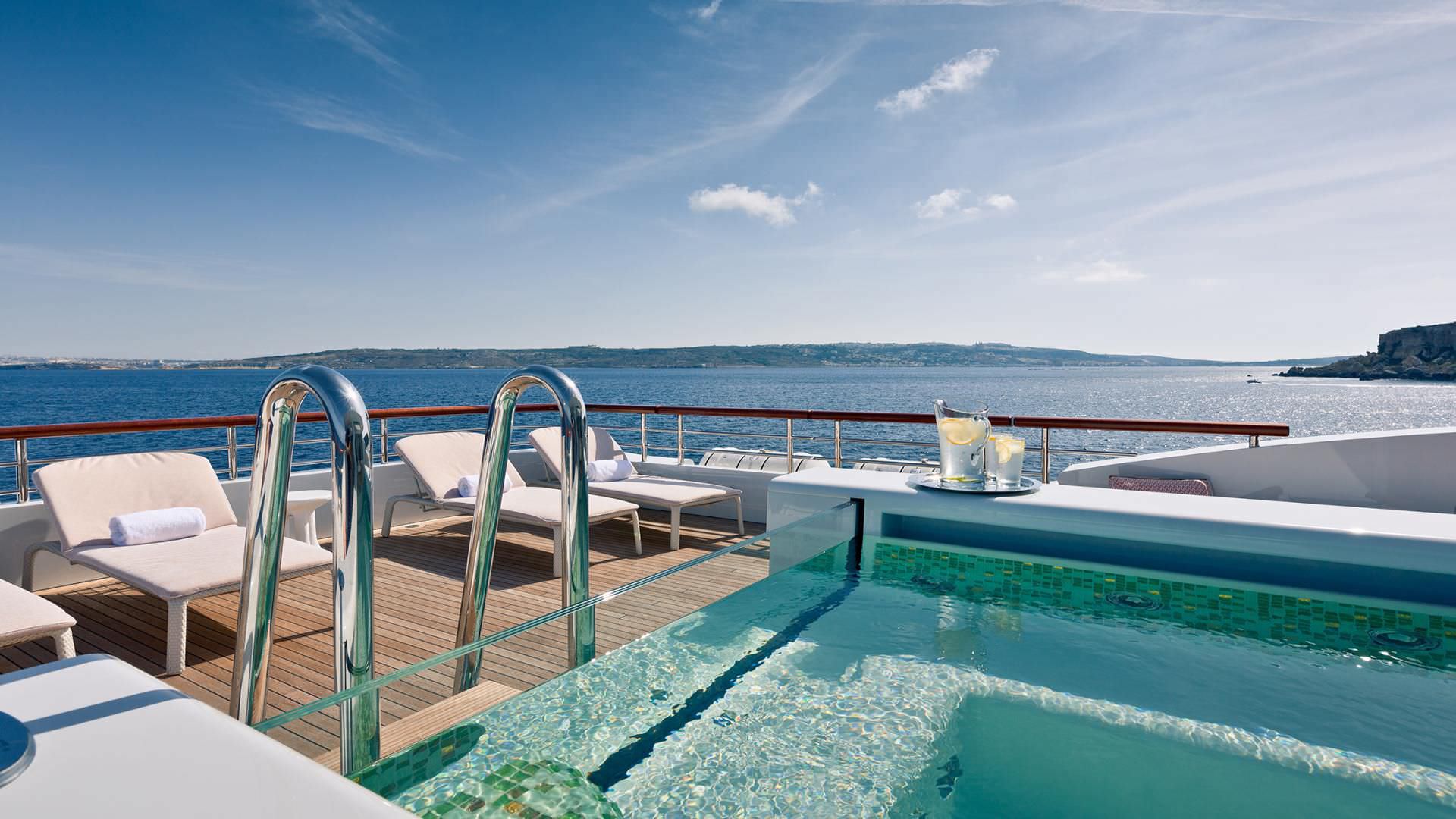glass sided pool.jpg
