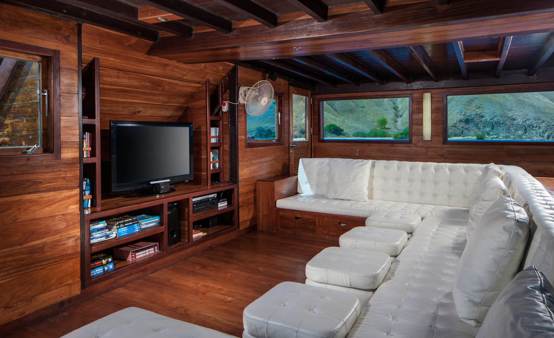 lounge3.jpg