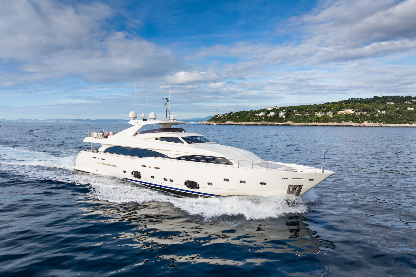 motor yacht ROBUSTO.jpg