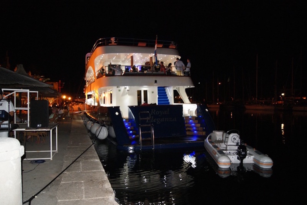 port_night_back.jpg.800x600_q92.jpg