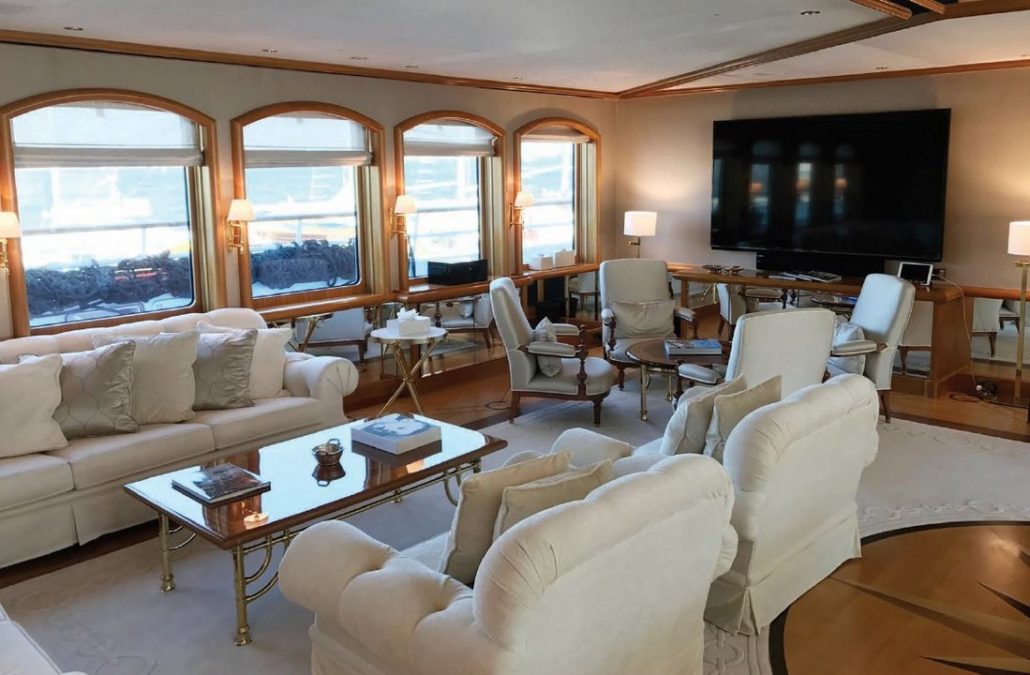 saloon and flat screen tv.jpg