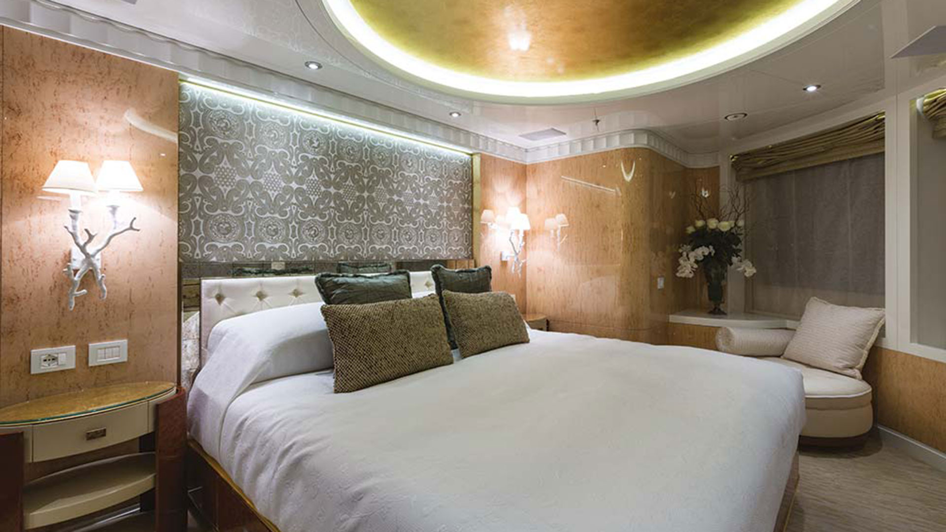 upper deck VIP cabin.jpg