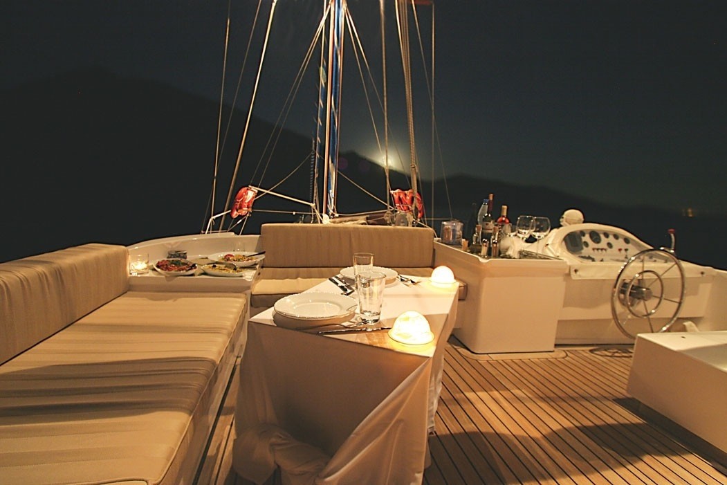 [21m-Yacht-SERENITY-70]-8464-83.jpg