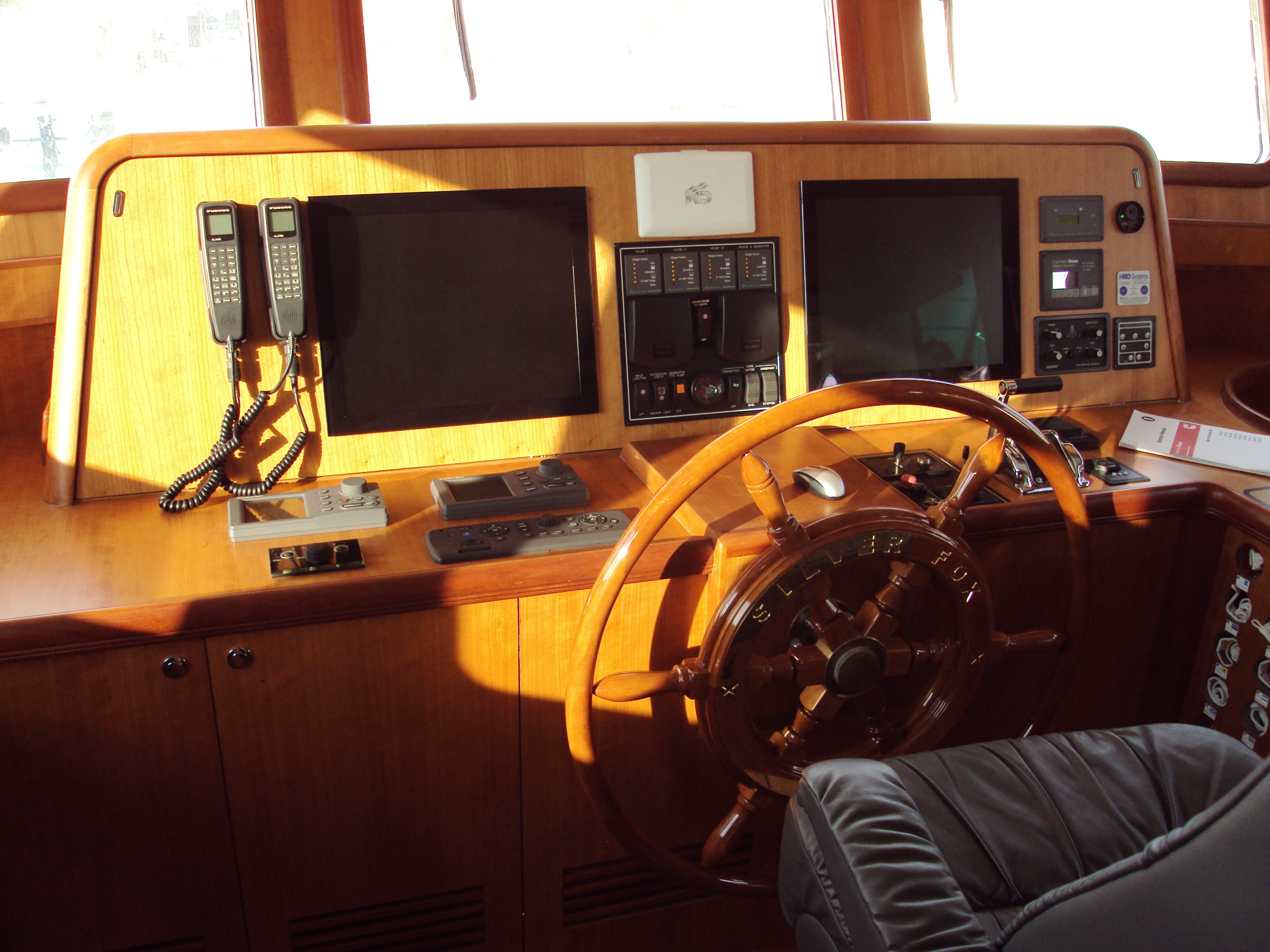 [22m-Yacht-SILVER-FOX]-8419-131.jpg