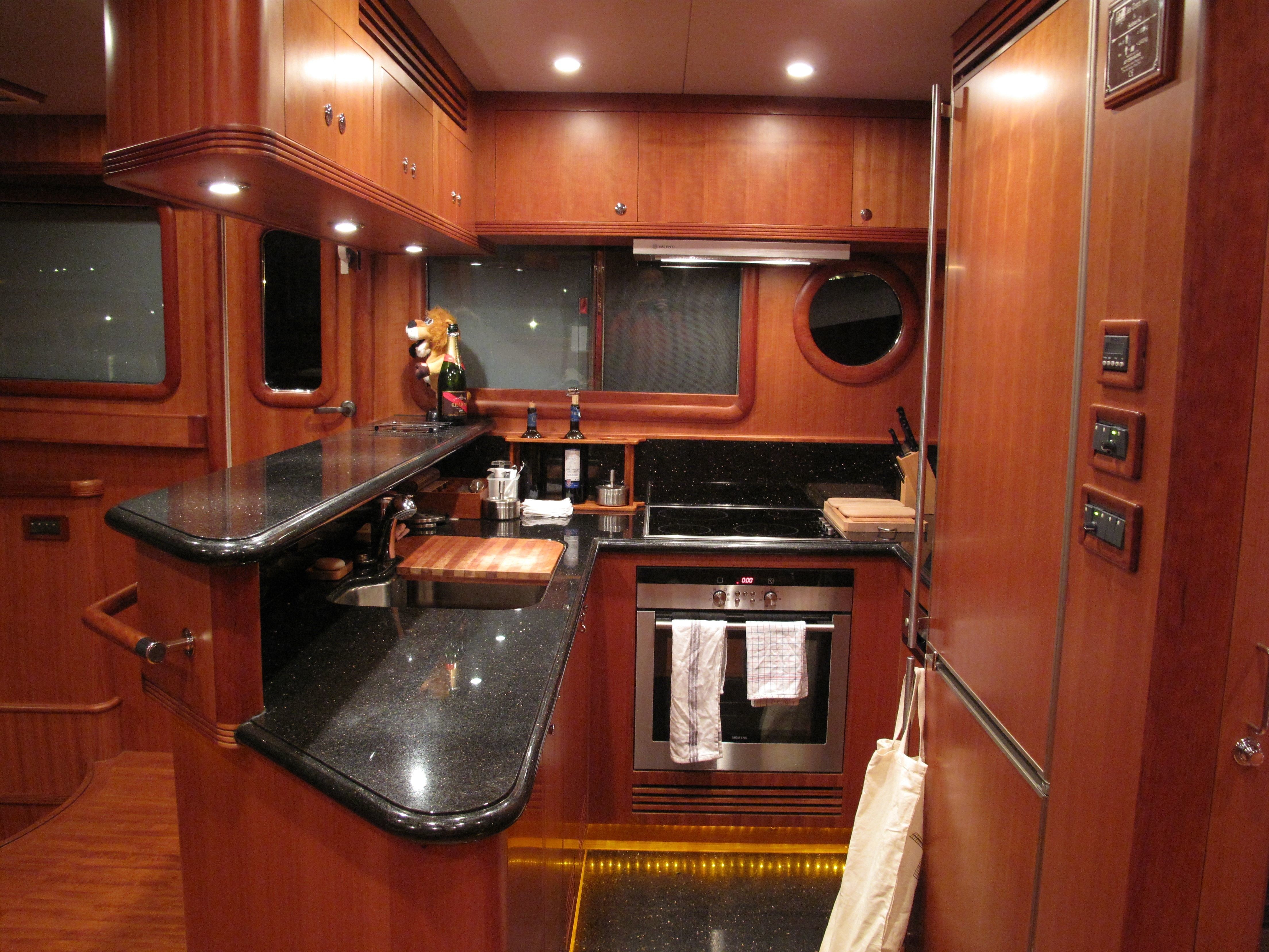 [22m-Yacht-SILVER-FOX]-8419-174.jpg