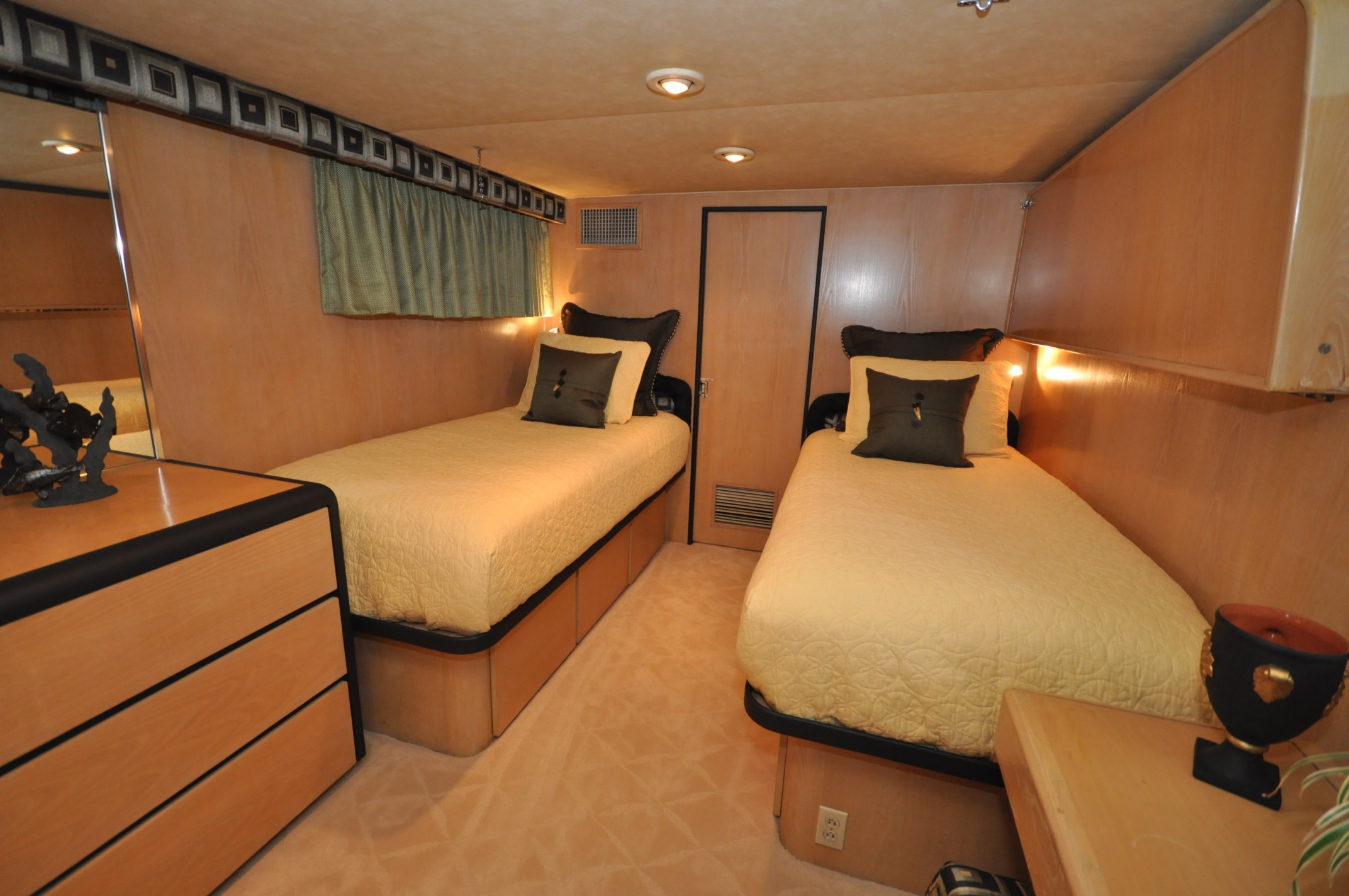 [28m-Yacht-GOLDEN-GIRL]-8802-180.jpg