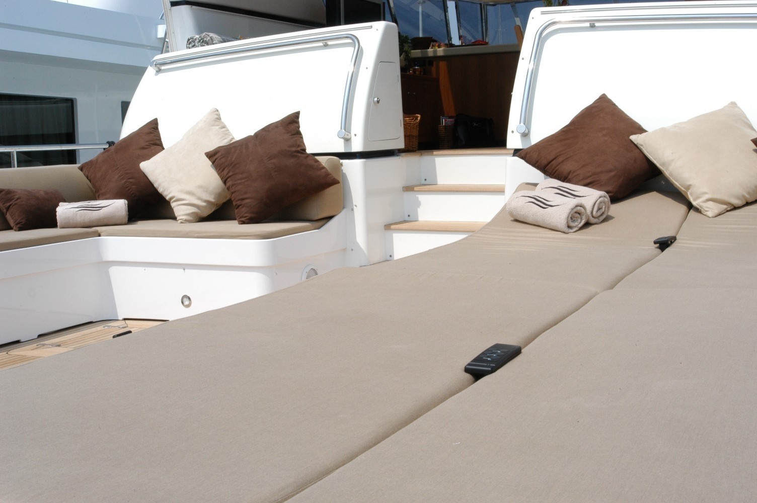 [33m-Yacht-EQUILIBRIUM]-882-104.jpg