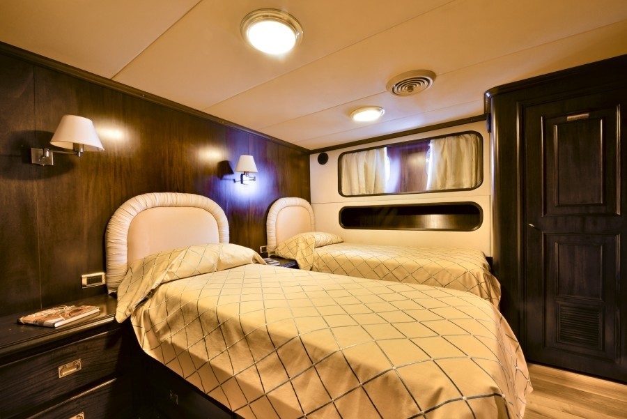 [40m-Yacht-COMMITMENT]-842-156.jpg