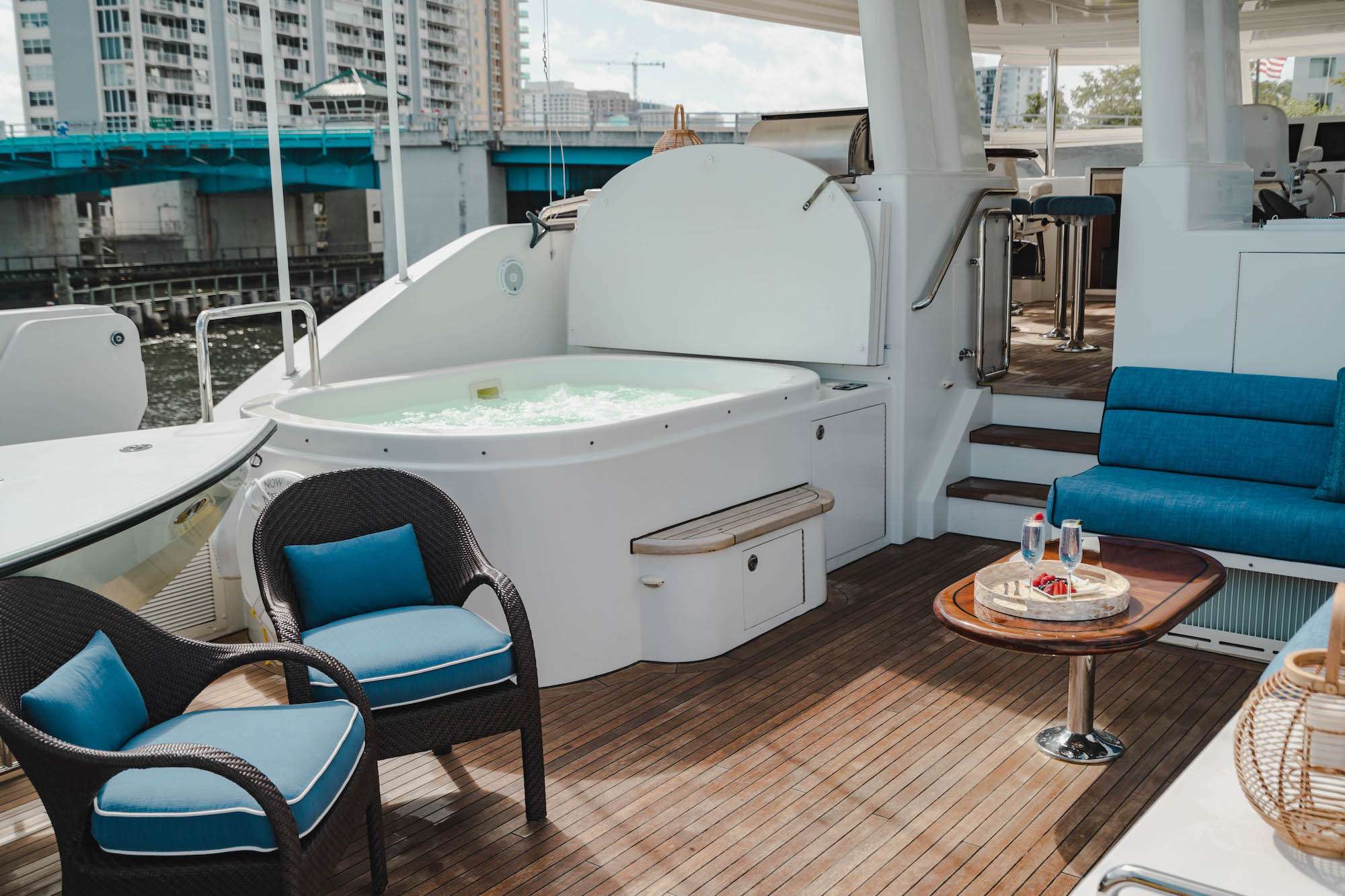[MOTOR-YACHT-FEELIN-FREE]-8155-10.jpg