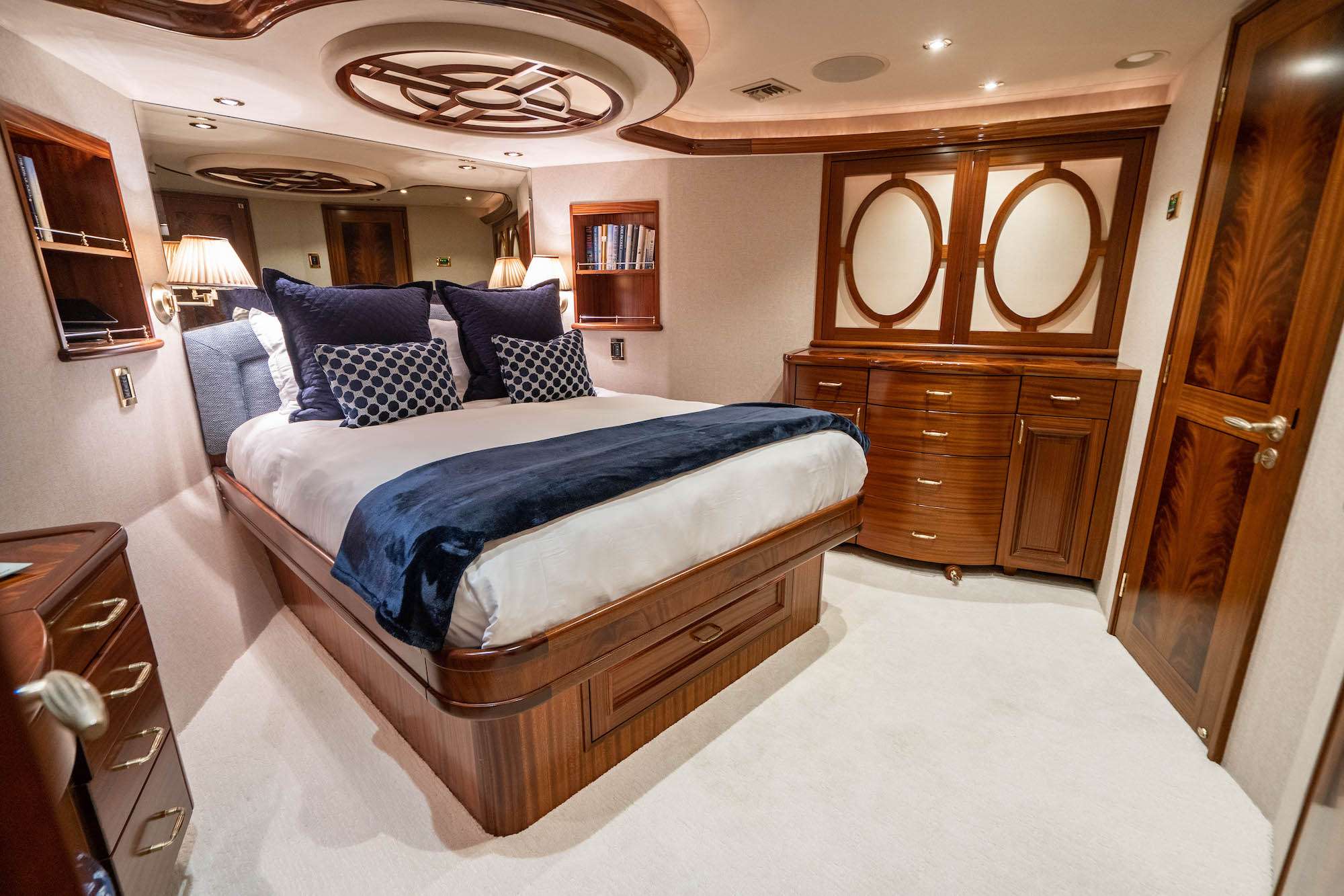 [MOTOR-YACHT-FEELIN-FREE]-8155-15.jpg