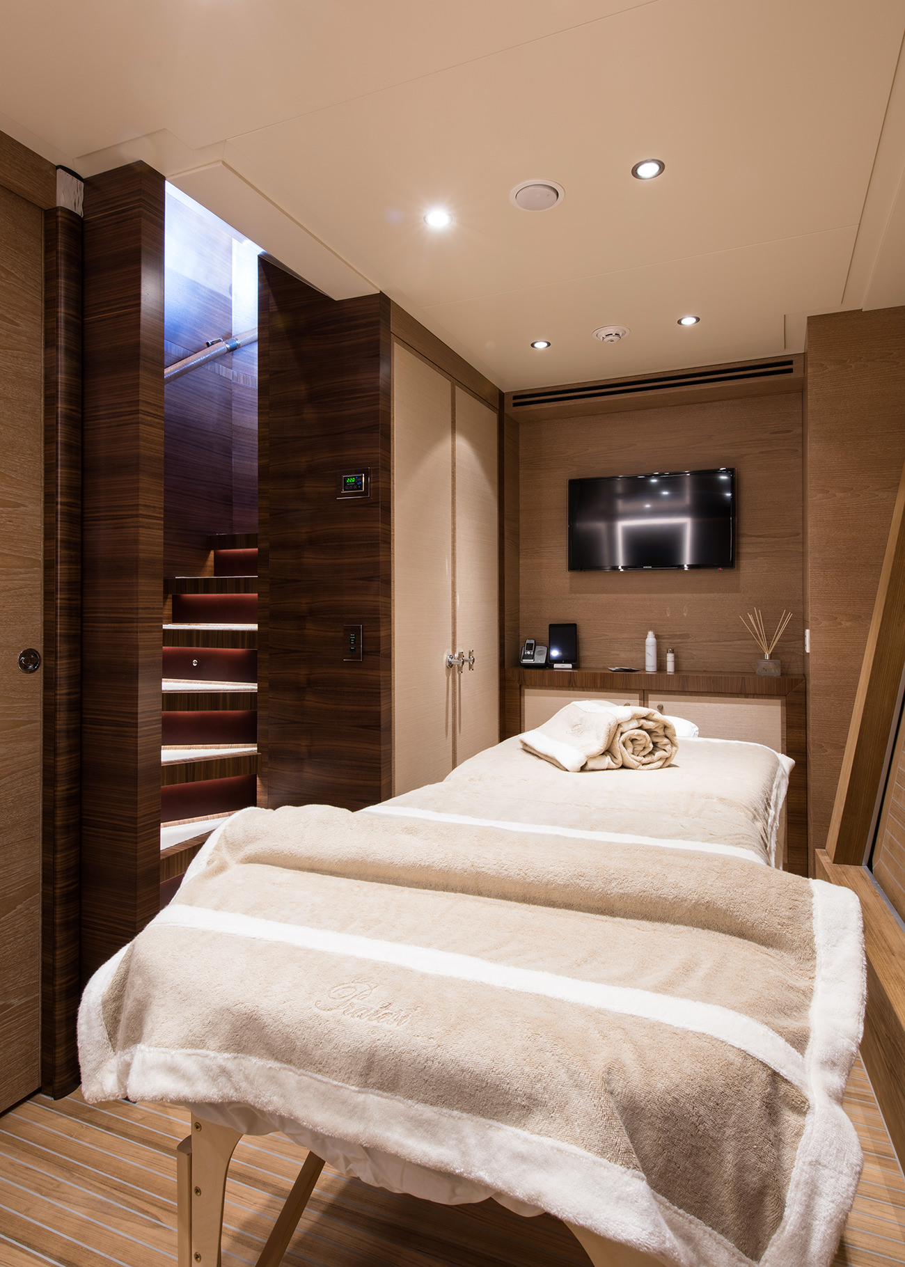 [MOTOR-YACHT-ISA]-8534-34.jpg